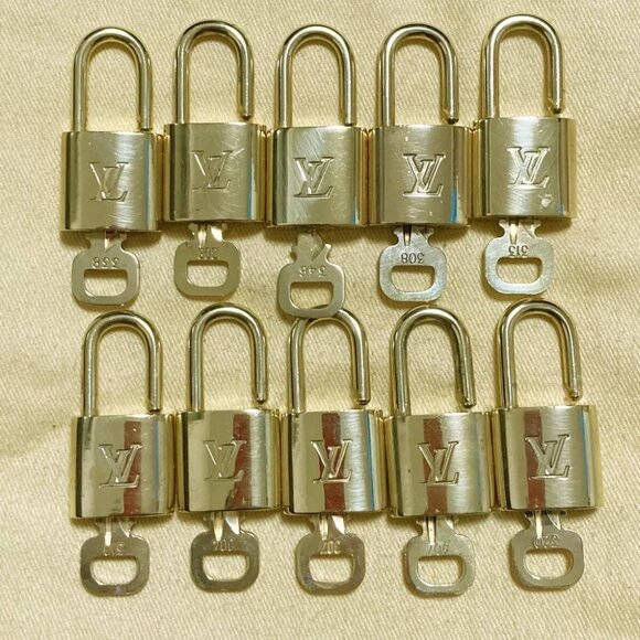 LOUIS VUITTON LV 10 SET PADLOCK KEY CHARM CADENA GOLD-PLATED FRANCE - Picture 1 of 4